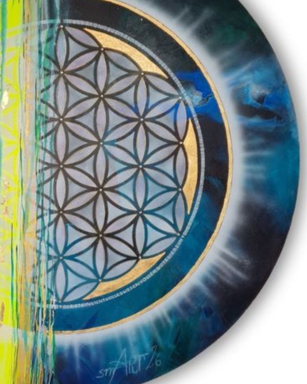 Ausschnitt eines runden Kunstwerks mit dem geometrischen Blume-des-Lebens-Muster in Schwarz auf hellblauem Hintergrund, umgeben von einem goldfarbenen und einem dunklen, blauen Rand.